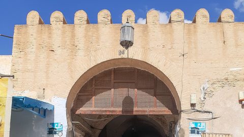 عصابة مسلحة تسطو على 17 ألف دينار من محل تجاري في الشراردة