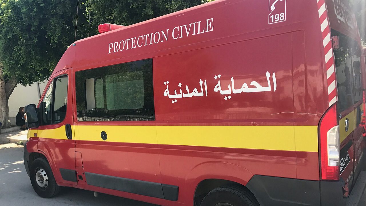 Les sapeurs-pompiers éteignent un incendie dans un wagon de métro léger à la gare Mornaguia 3