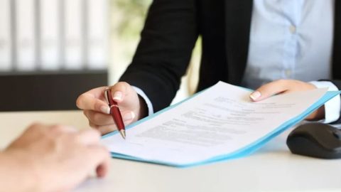 تثبيت آلاف العمال وإنهاء عقود المناولة المهنية