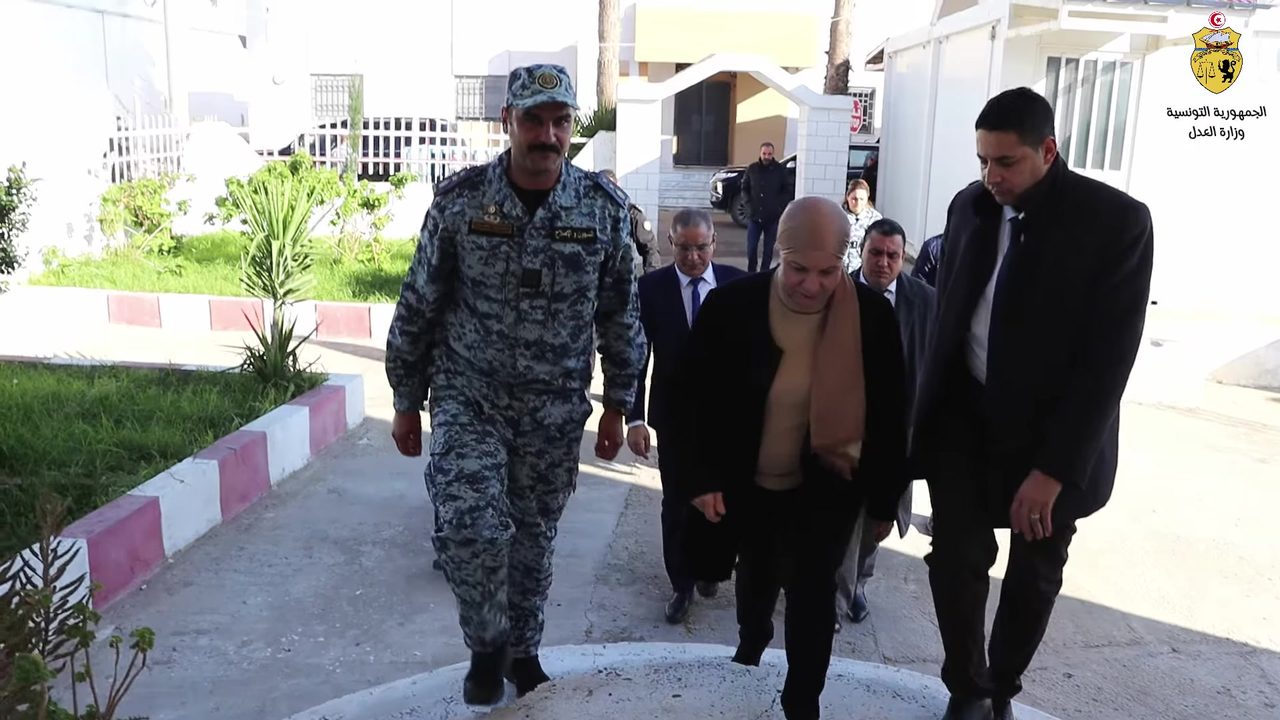 المحكمة تصدر أحكاماً سجنية بحق معارضين وصحفيين