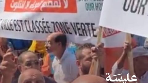 وقفة احتجاجية في منزل بوزلفة رفضاً لمصنع لتربية يرقات الذباب الأسود