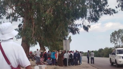 دراجة نارية تصدم مشاركين في مسيرة المعطلين عن العمل بكندار