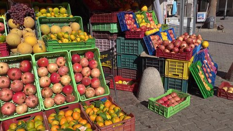 وزارة التجارة تبحث مع المساحات الكبرى خفض الأسعار