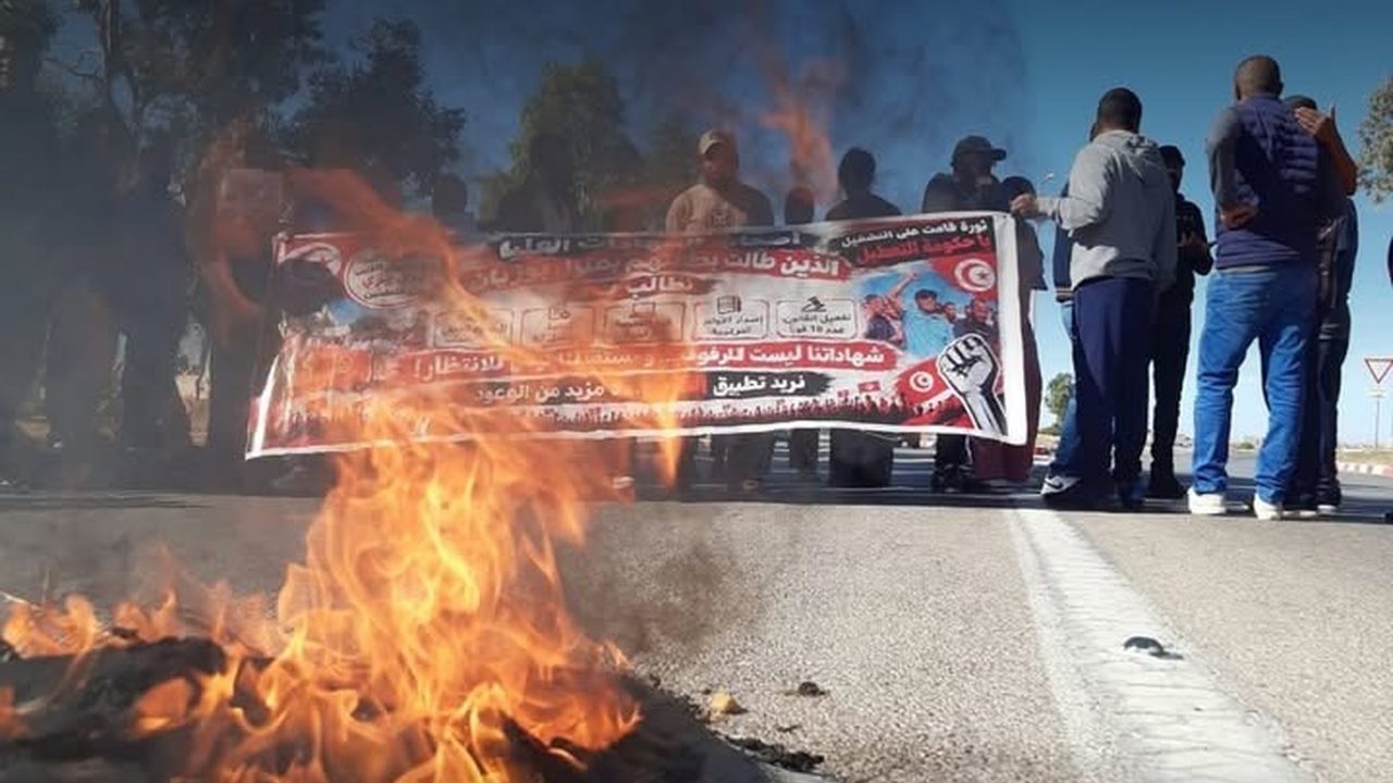 وقفة احتجاجية للمعطلين عن العمل في منزل بوزيان