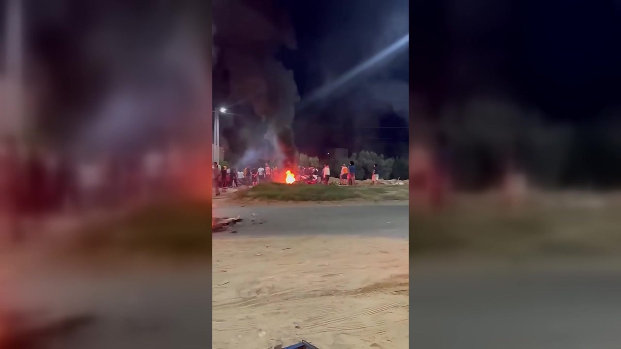 Les habitants de Marazqa bloquent la route après un accident de tractopelle sur un étudiant